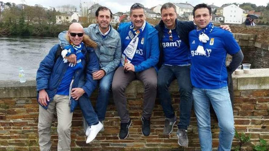 OVIEDISMO EN LUGO. Por la izquierda Santi García-Barrero (exjugador del Oviedo), Pedro Luis Fernández (exdirector general azul), Alberto &quot;Pony&quot; Ablanedo, Miguel Vázquez y Diego Jiménez, en Lugo.