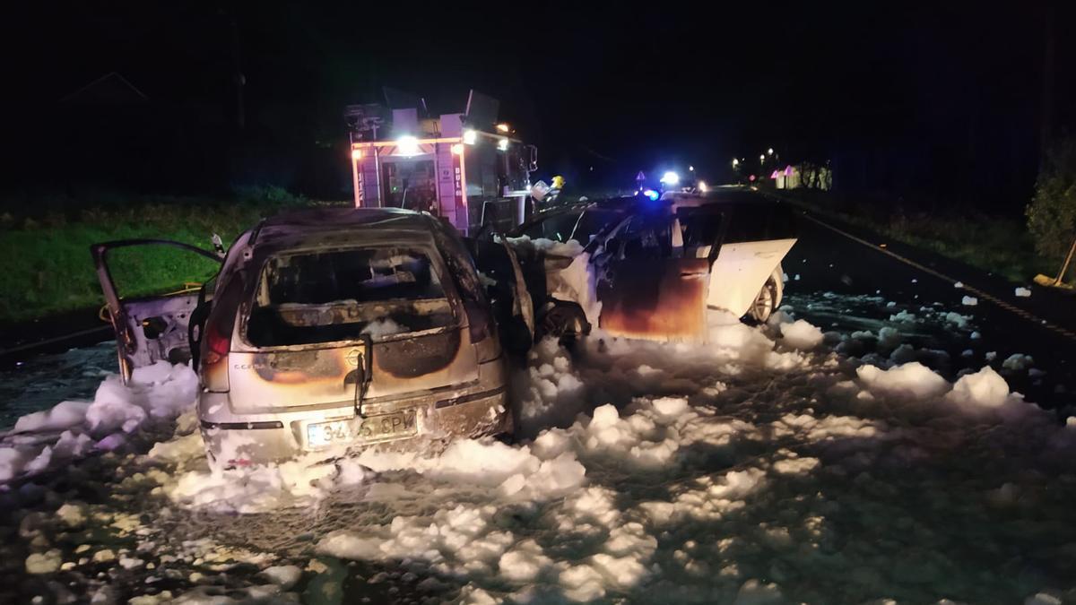 Estado en el que quedaron los dos vehículos en el accidente mortal de Ordes