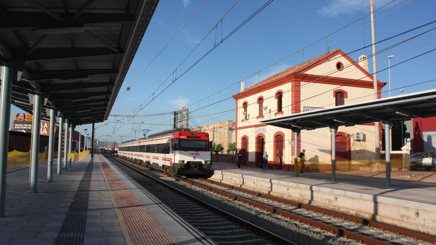 Un hombre amenaza con una navaja a varios pasajeros en la estación de tren de Almassora