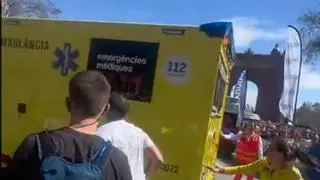 Emergencia médica en la Maratón de Barcelona: una ambulancia entra en el recorrido cerca de meta