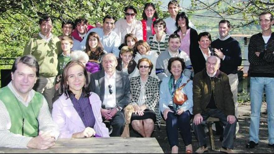 Pedro Alonso y Clara Menéndez celebran en Gijón, con su familia, el premio «Príncipe» de Cooperación Internacional