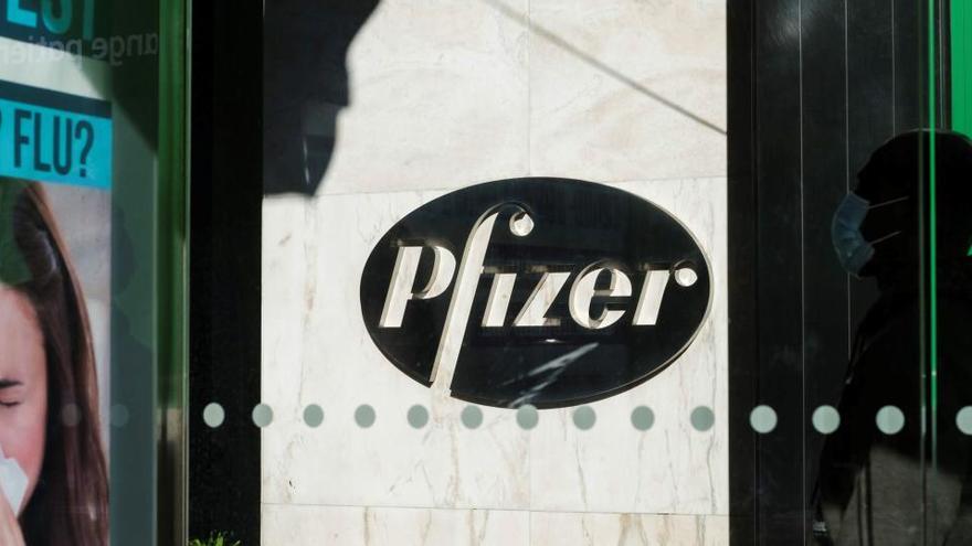 Un hombre pasea frente a la sede de Pfizer, en Nueva York.