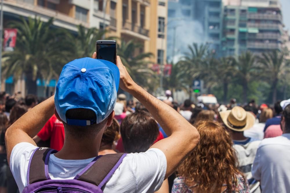 Las mascletàs previas a hogueras arrancan con mucho público y sin incidentes