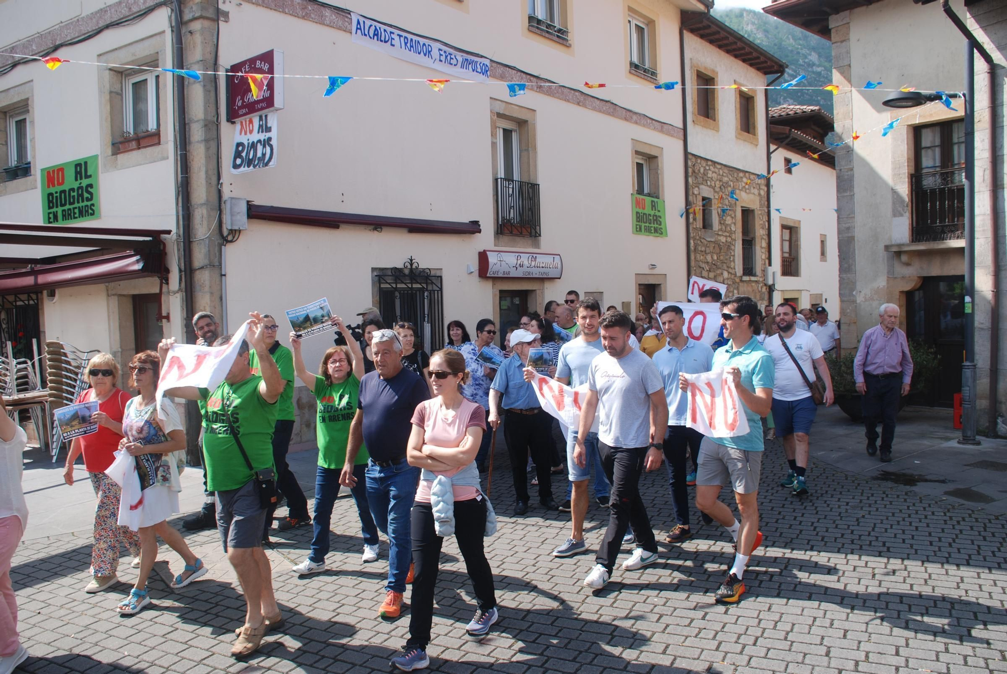 Manifestación contra la planta de biogás en Arenas de Cabrales