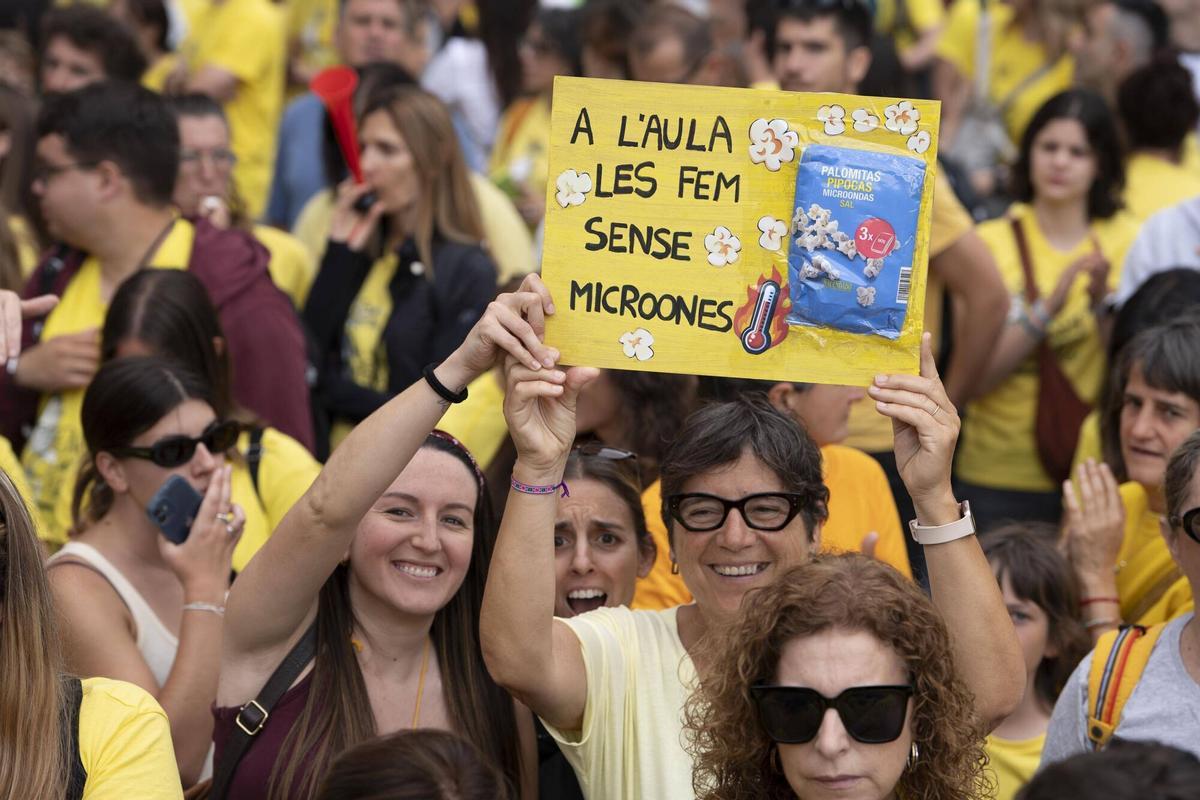 Manifestantes participan en una marcha por el centro de Barcelona durante una jornada de protesta del sector educativo