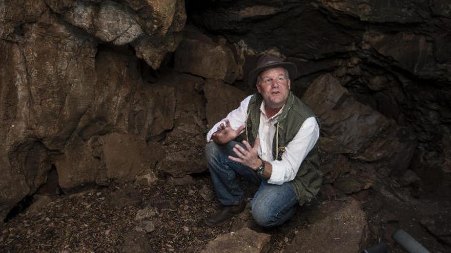 Lee R. Berger a la entrada de la cueva de la que se extrajeron los fósiles.