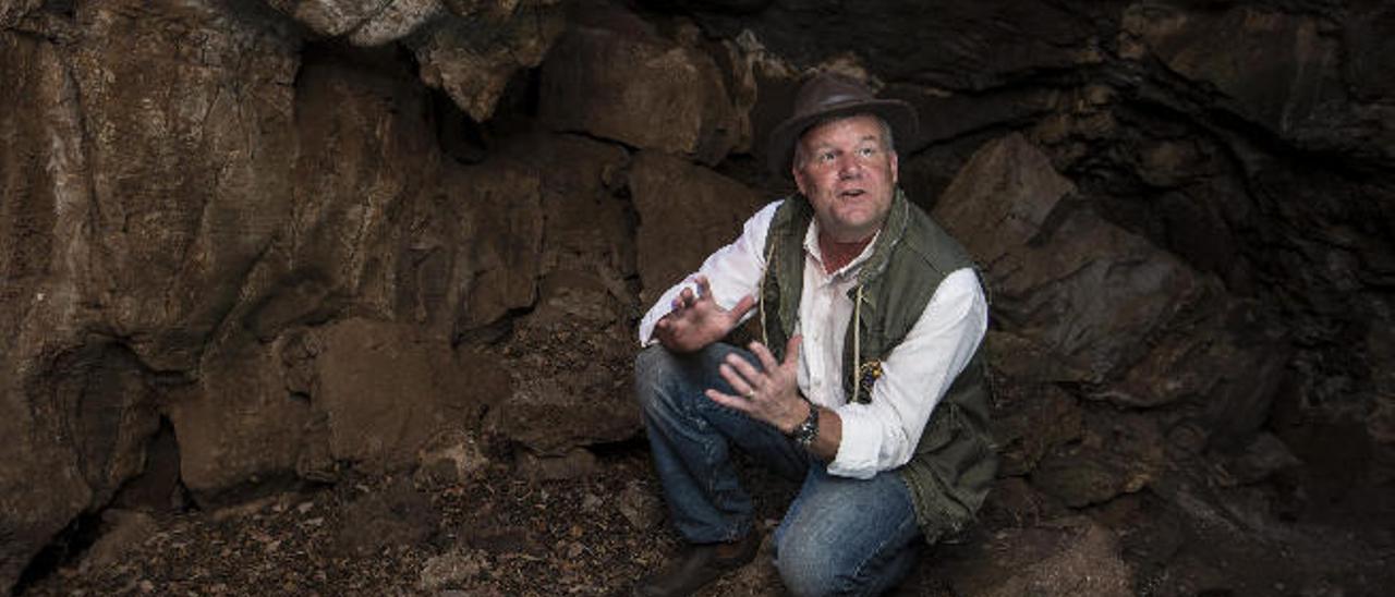 Lee R. Berger a la entrada de la cueva de la que se extrajeron los fósiles.