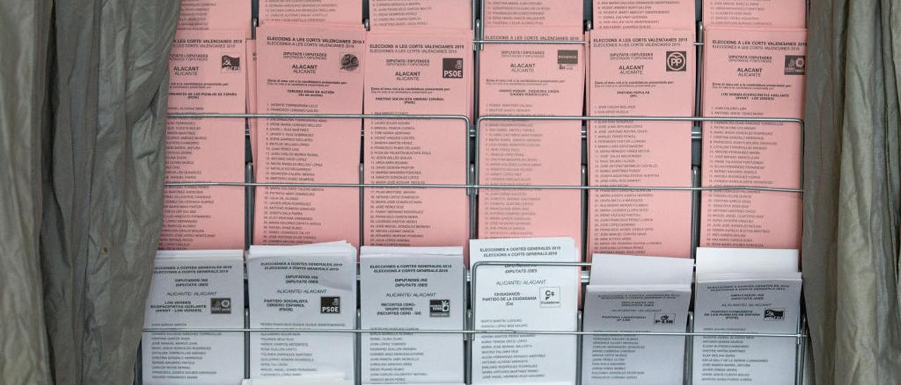 Papeletas de todos los partidos preparadas durante la jornada de votación del pasado 28-A.