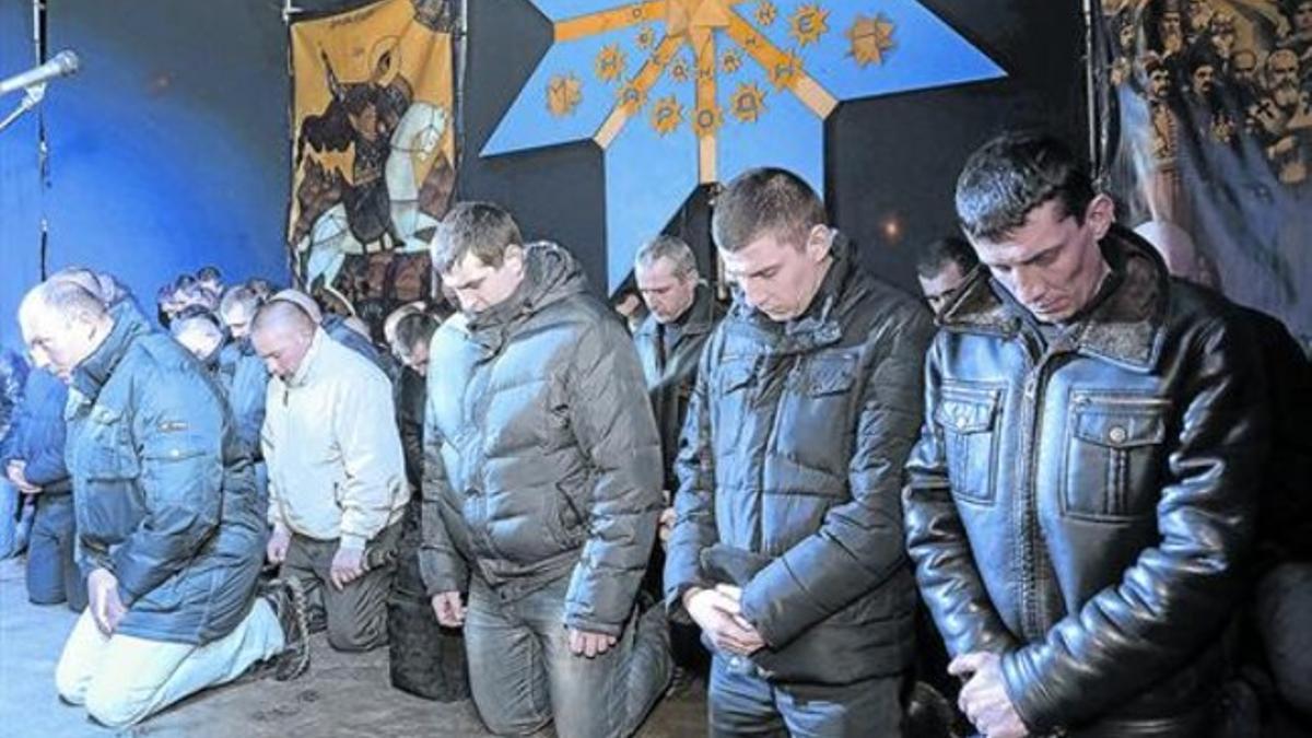 Un grupo de policías pide perdón por haber cargado contra los opositores en Kiev.