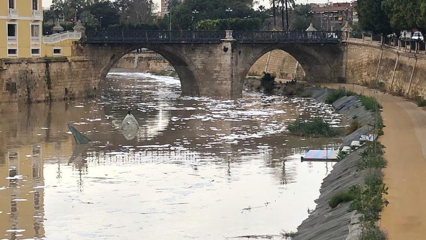 El río Segura, otra vez lleno de espuma