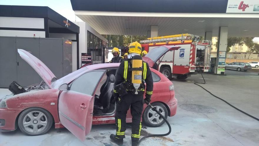 Arde un vehículo en una gasolinera de El Cónsul