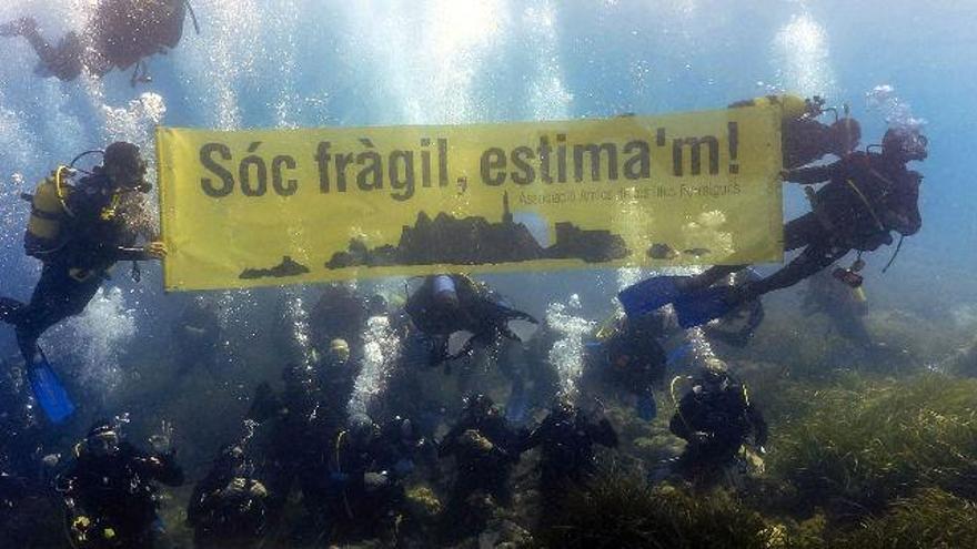 Protesta submarina de unos 70 buceadores por la preservación de las Islas Formigues