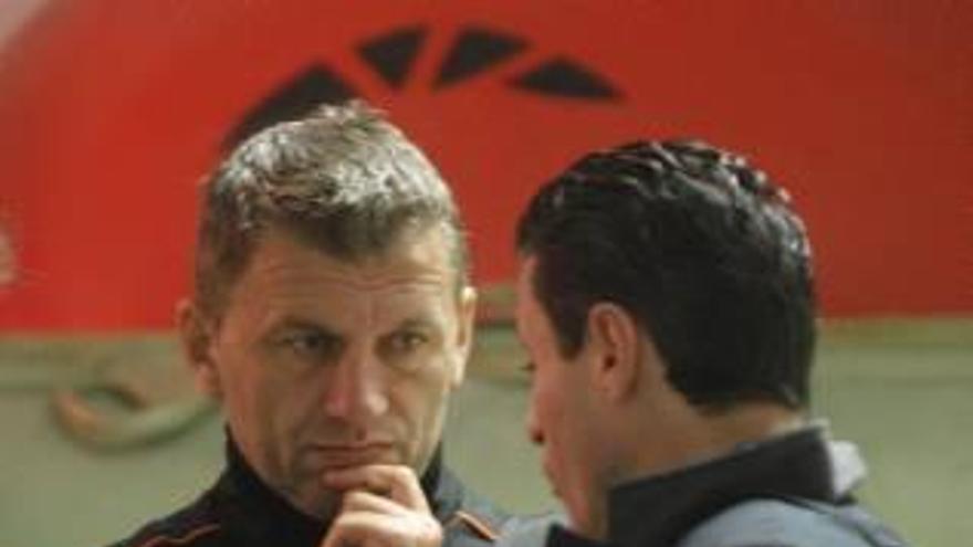 Imagenes muy expresivas de una conversación entre Miroslav Djukic, entrenador, y Amadeo Salvo, presidente.