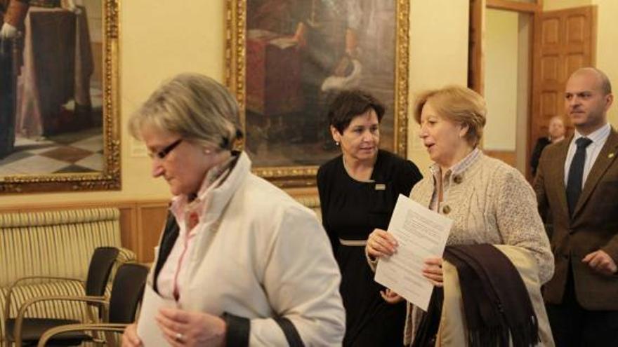 De izquierda a derecha, Soledad Lafuente, Carmen Moriyón, Tita Caravera y Pedro Barbillo, ayer, en el Ayuntamiento, antes de firmar el convenio.