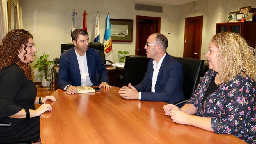 Firma del convenio entre los representantes de Los Realejos y Cres Del Olmo.
