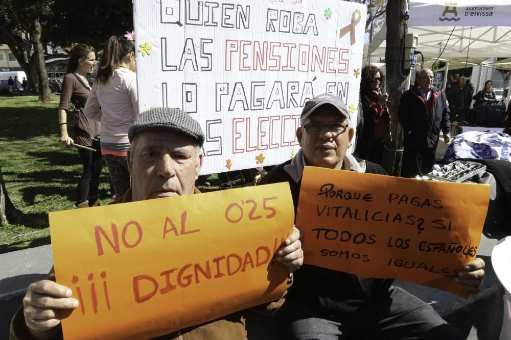 Tres generaciones llenan el parque de la Paz y acusan a los diferentes gobiernos de "olvidar" a los ciudadanos