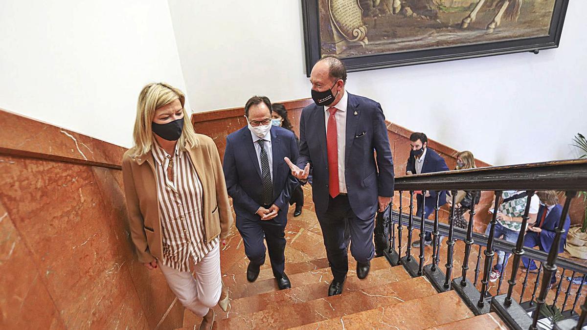 El alcalde de Orihuela conversa con los consellers de Justicia y Hacienda, ayer, y los juzgados. | TONY SEVILLA