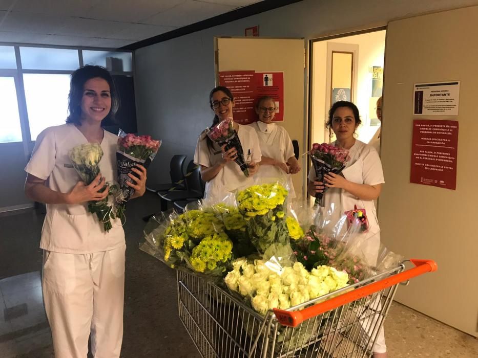 Entrega de flores al personal sanitario