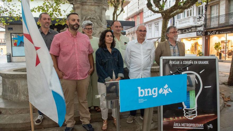 Dirigentes del BNG, ayer en el acto de la plaza de San Andrés.   | // CASTELEIRO/ROLLER AGENCIA