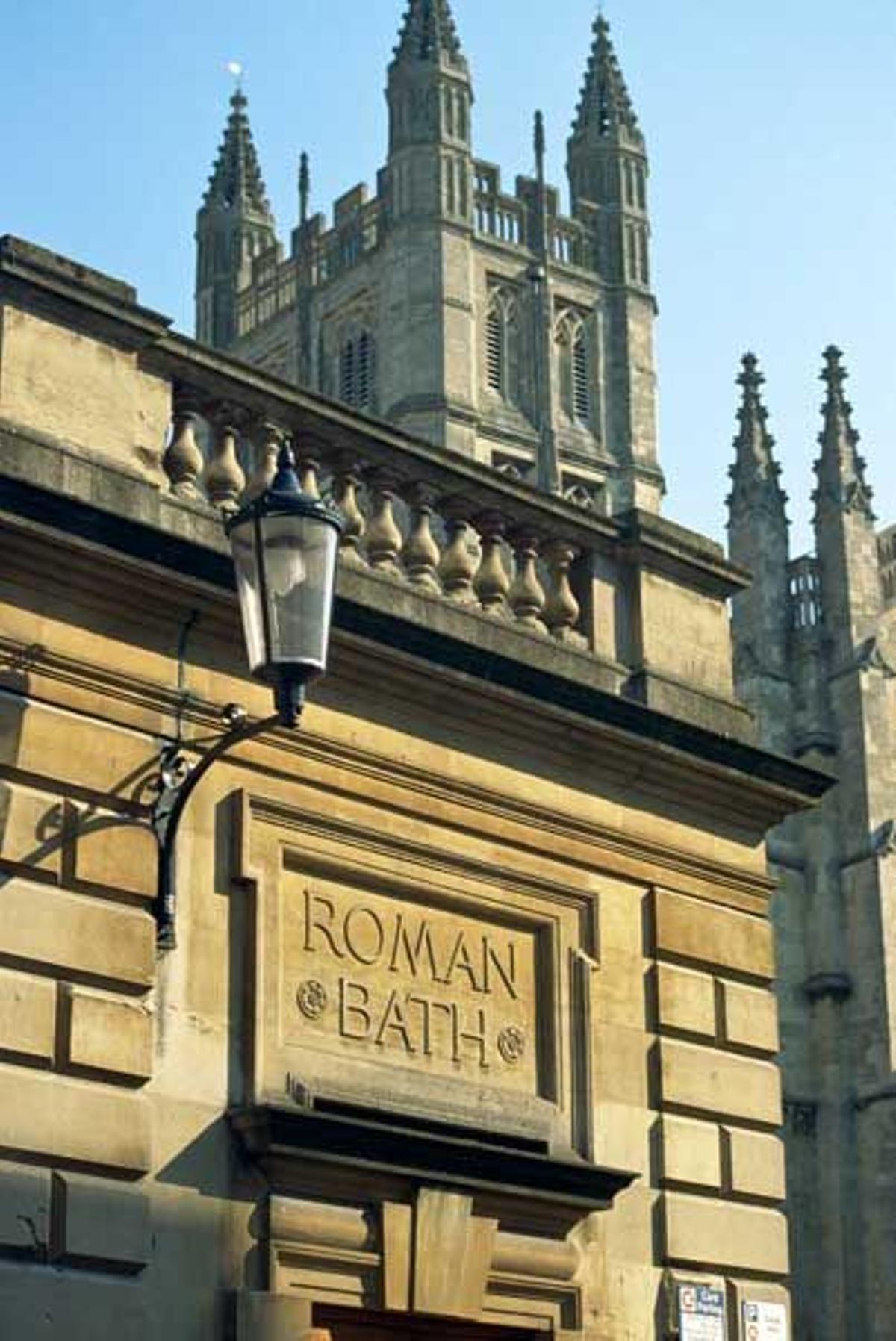 Placa de los Baños Termales con la Abadía de Bath al fondo