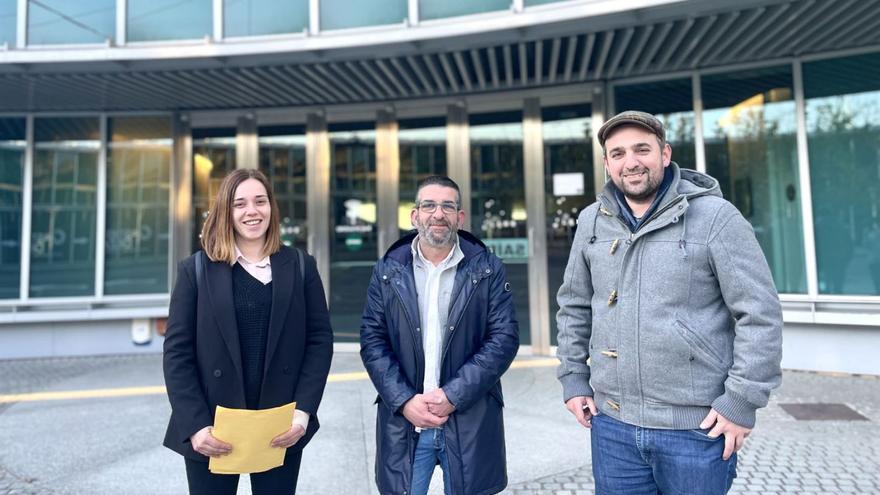 Antía Pavón, Francisco Vilariño y Manuel Carbón, en el patio interior del Concello de Lalín. |