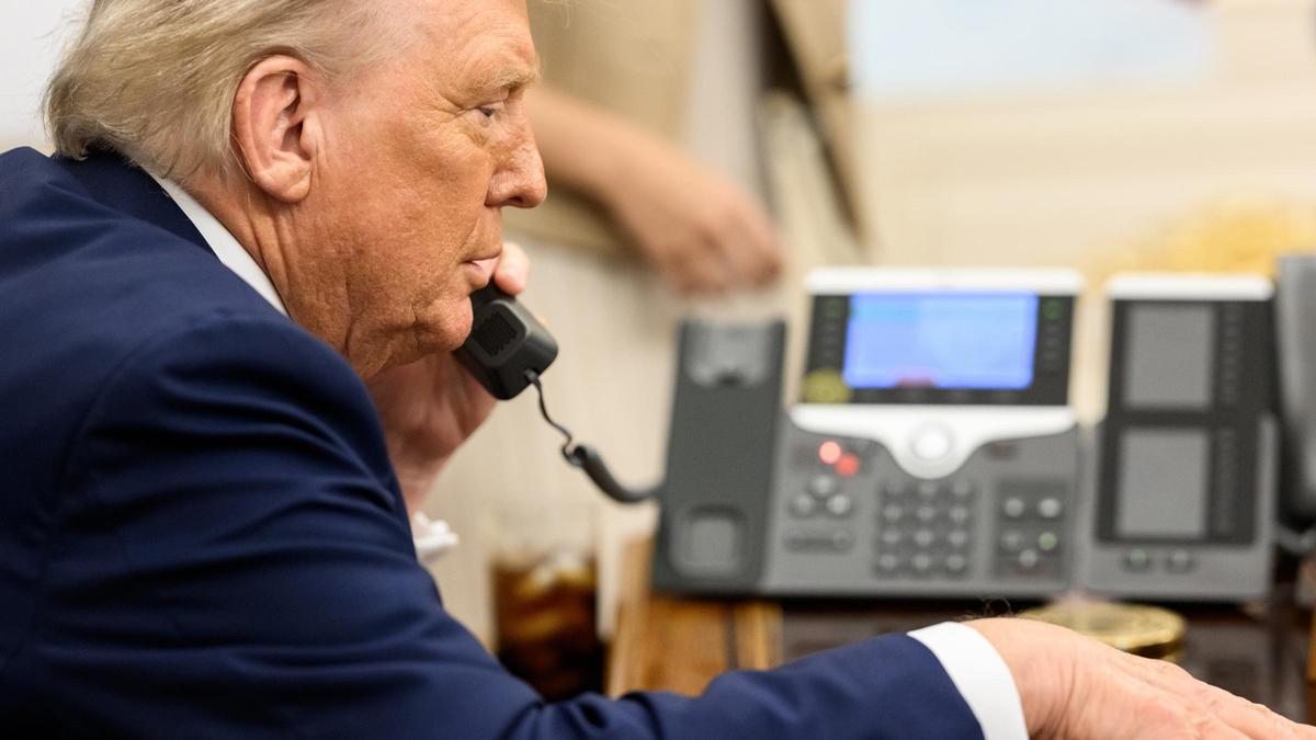 Archivo - El presidente de Estados Unidos, Donald Trump, al teléfono desde el Despacho Oval de la Casa Blanca