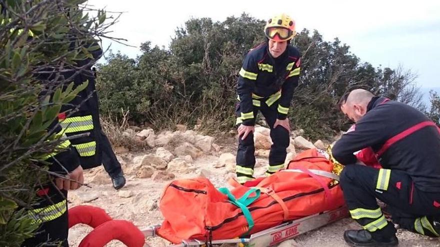 Los Bomberos rescatan a una mujer en la Torre de Gerro, Dénia