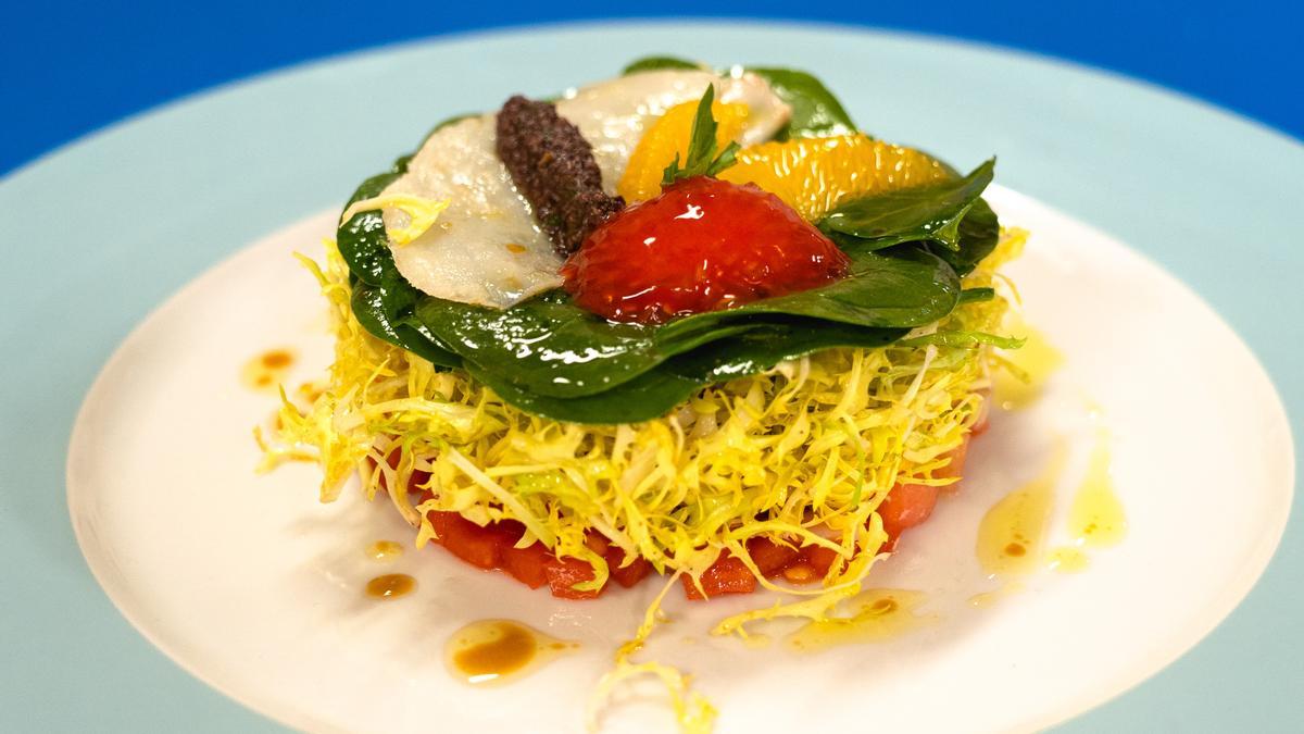 Ensalada de espinacas y bacalao ahumado de los hermanos Torres.