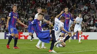 Un gol de Piqué ante el Dinamo de Kiev da vida al Barça en Europa