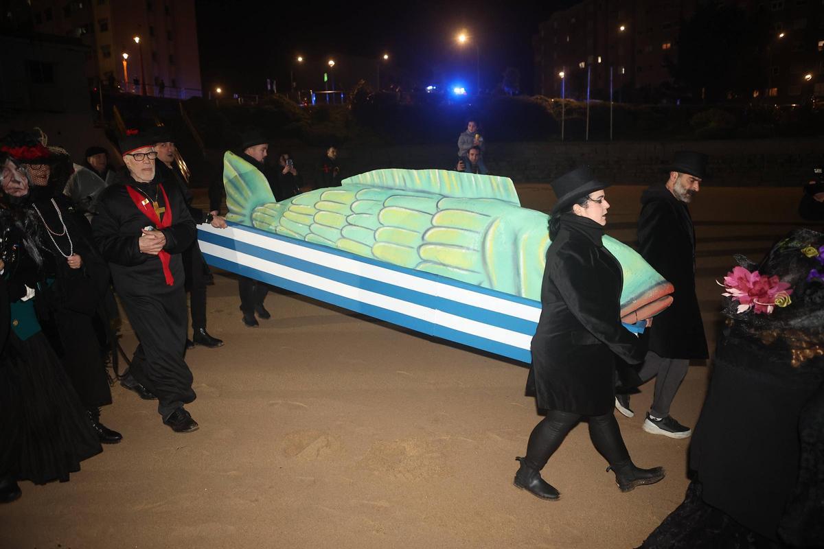 A Coruña llora el fin del Entroido en el entierro de la sardina