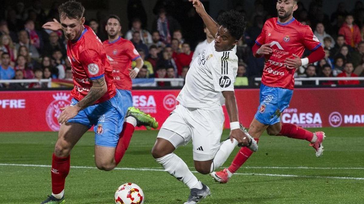 Endrick intenta un disparo contra un rival de la Deportiva Minera en el partido de Copa del Rey.