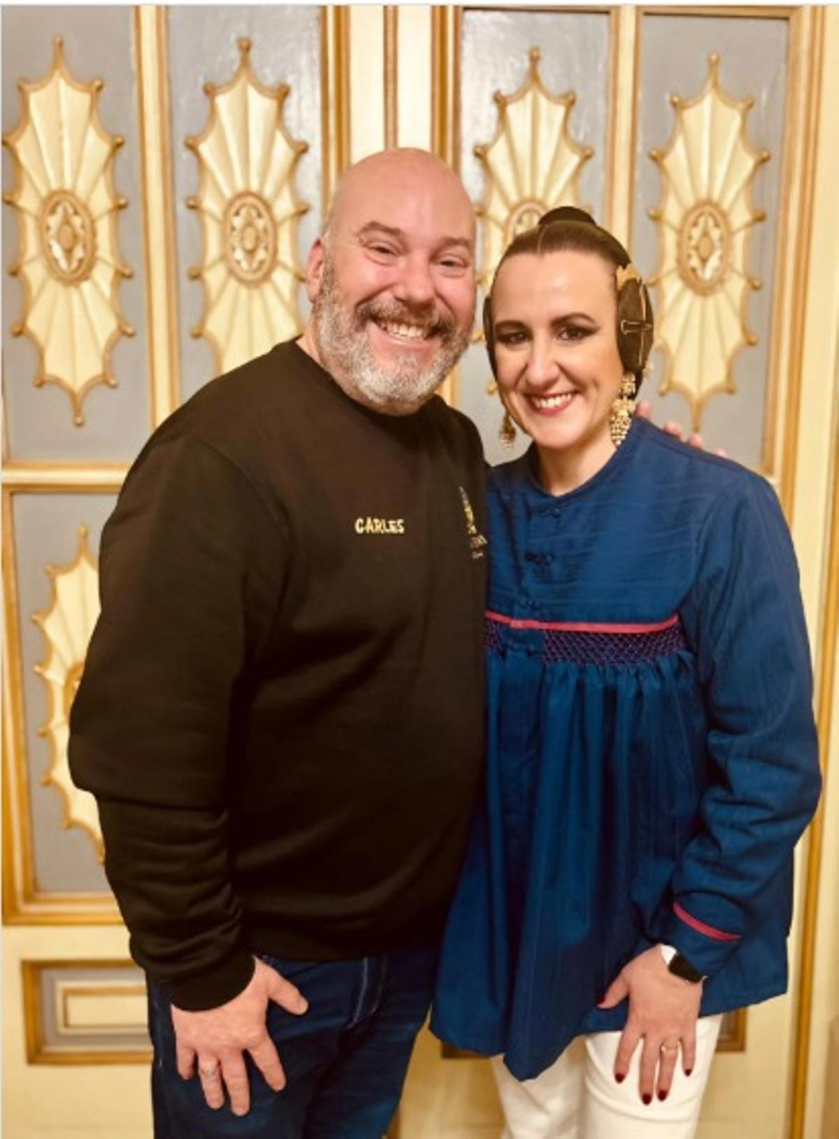 El estilista de Montserrat Carles Ruiz, con la alcaldesa de València, María José Catalá, ya peinada de valenciana.