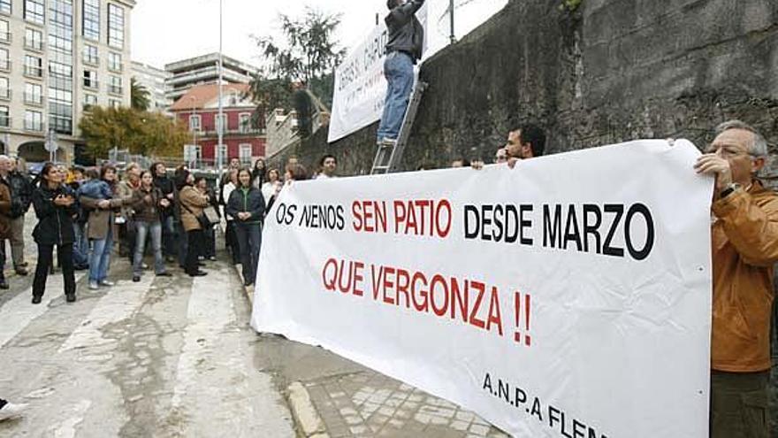 Los padres se concentraron en la calle, entre el colegio y el nuevo patio.