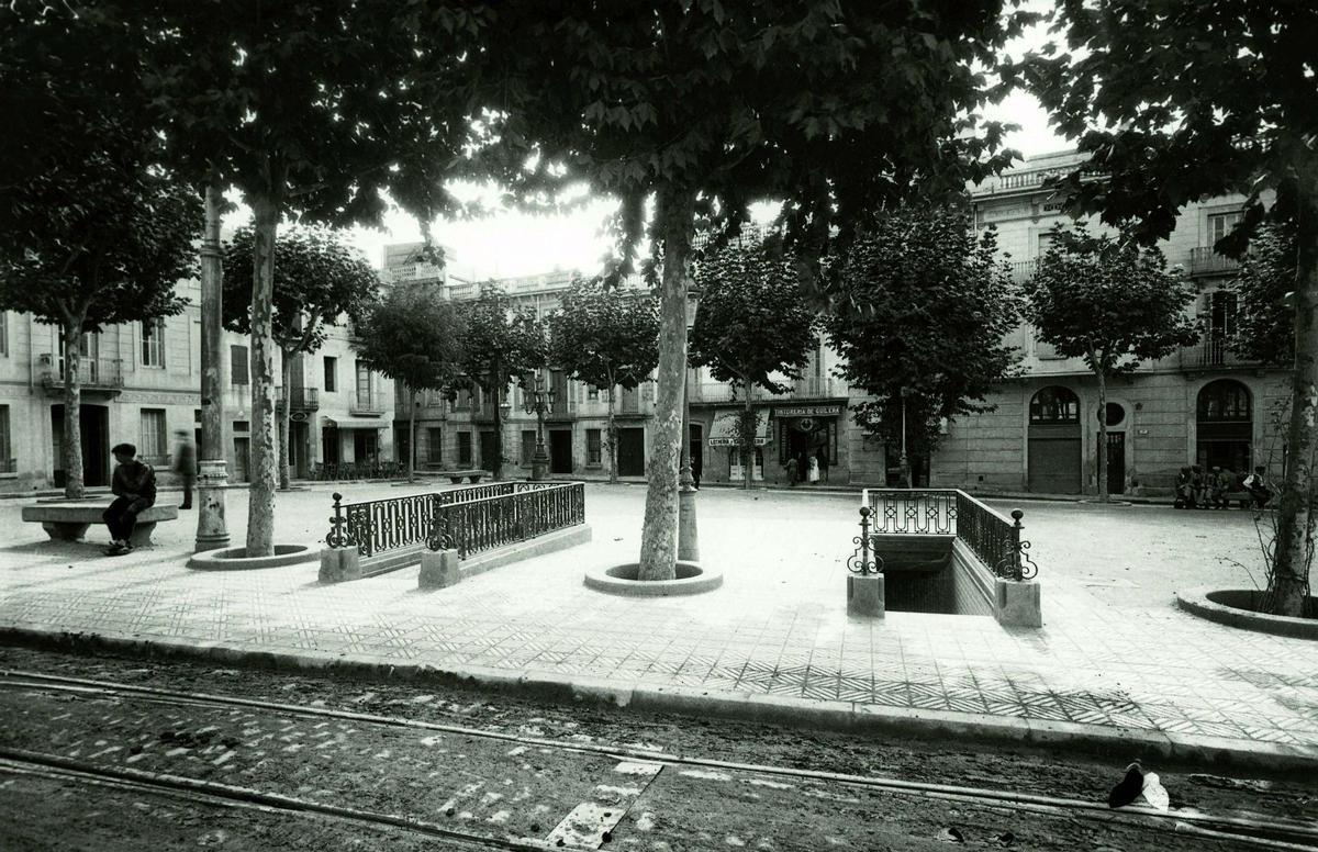 La plaza de Sarrià, en una imagen de 1932, con las vías del tranvía