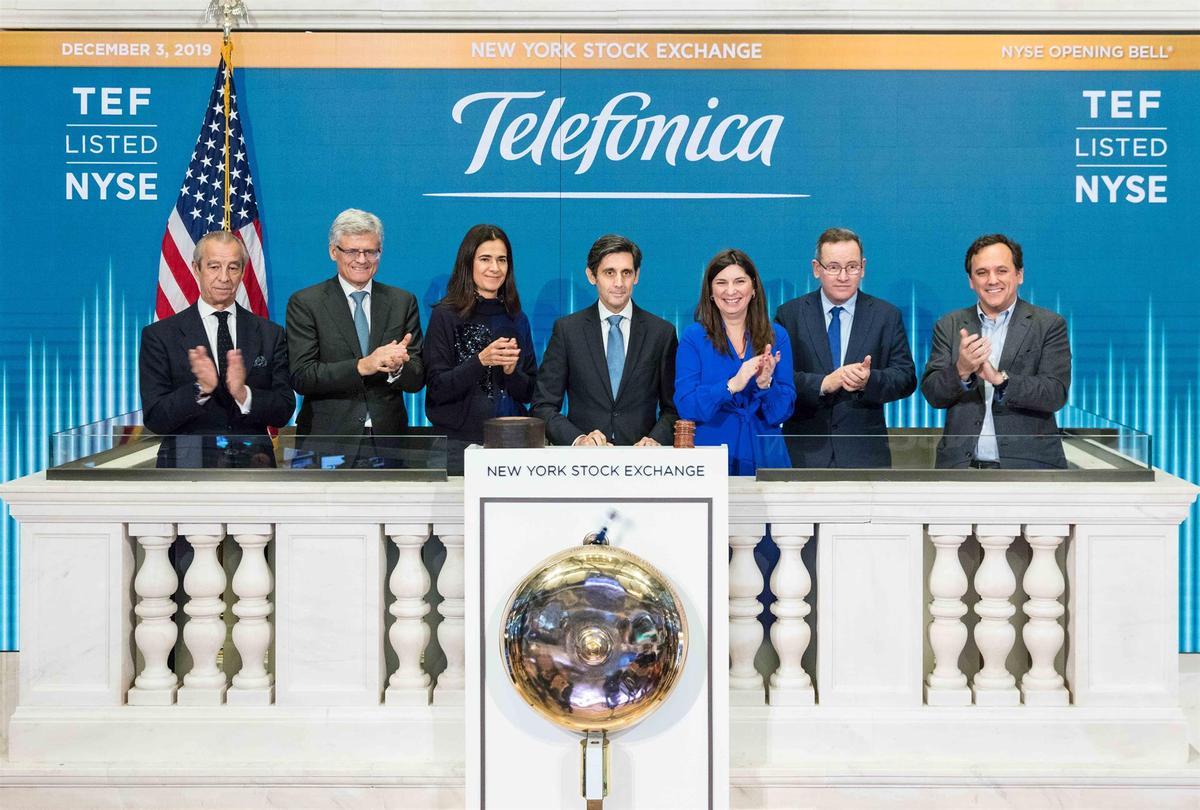El presidente ejecutivo de Telefónica, José María Álvarez-Pallete, protagoniza el toque de campana con el que se inicia la jornada bursátil en la Bolsa de Nueva York.