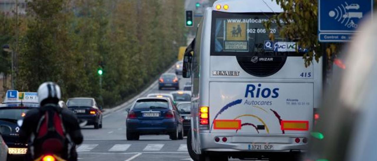 Un autobús de transporte escolar.