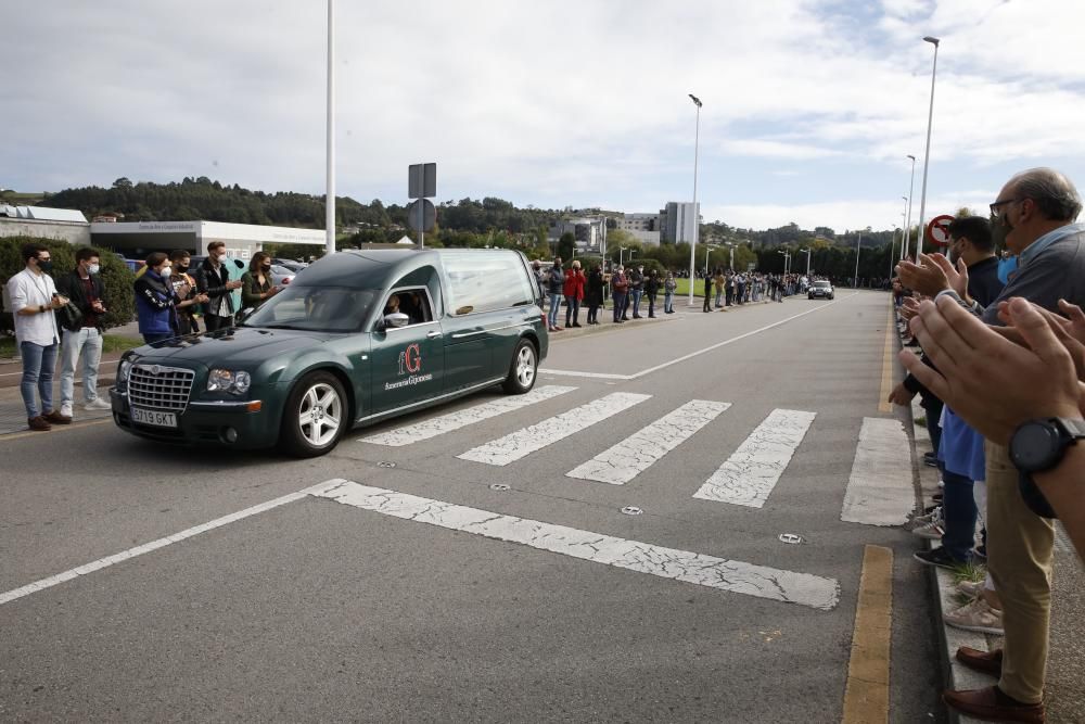 Más de mil personas despiden al hostelero gijonés Floro Gordillo con una cadena humana.