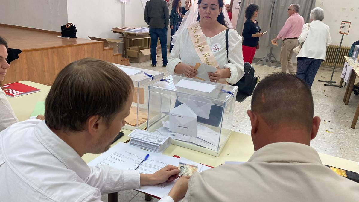 Jessica, de despedida de soltera, ejerciendo su derecho al voto en Almendralejo.