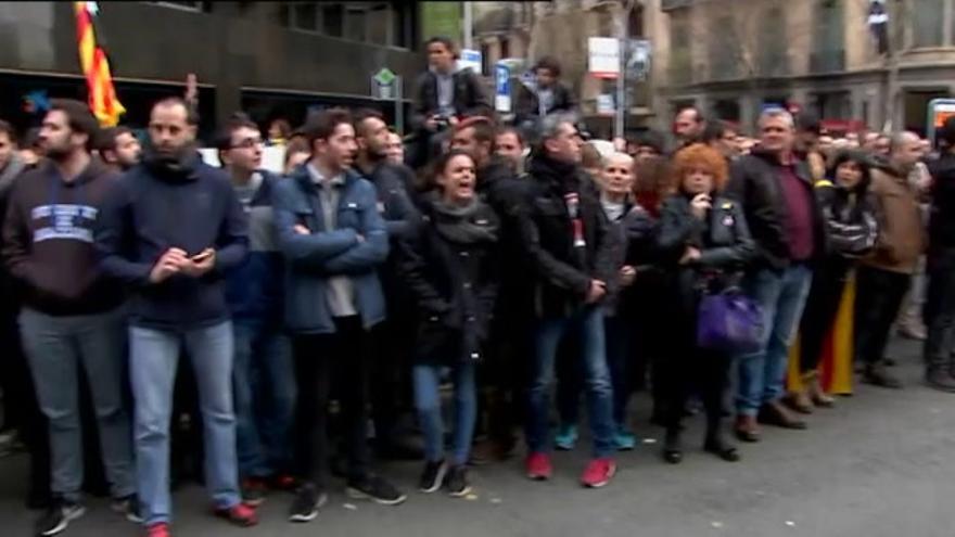 Miles de personas se manifiestan en Barcelona tras el arresto de Puigdemont
