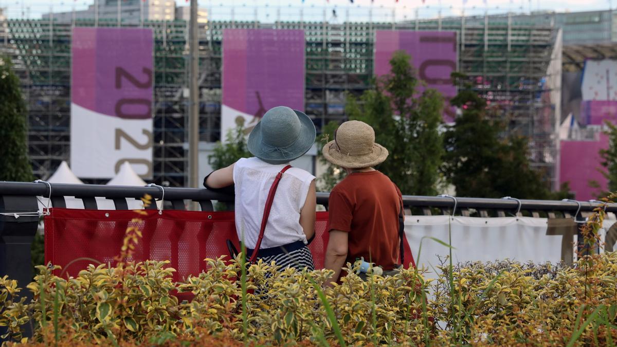 Dos mujeres observan de lejos la sede de escalada olímpica de Tokio.