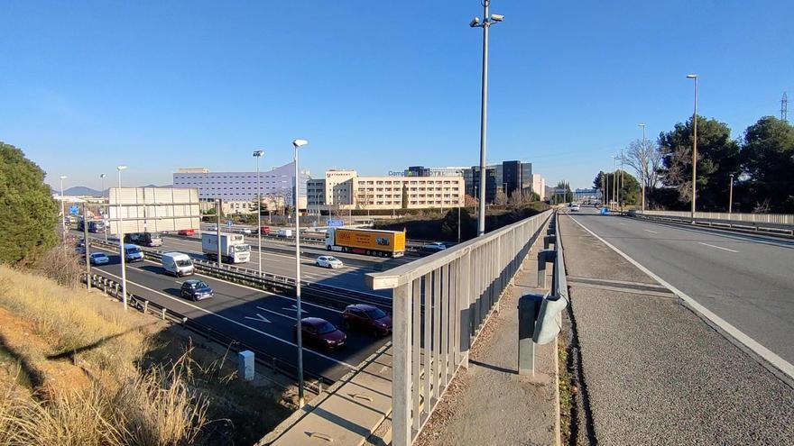 El peligroso actual "camino" peatonal de Barberà al Baricentro: andar por el arcén y cruzar la carretera nacional