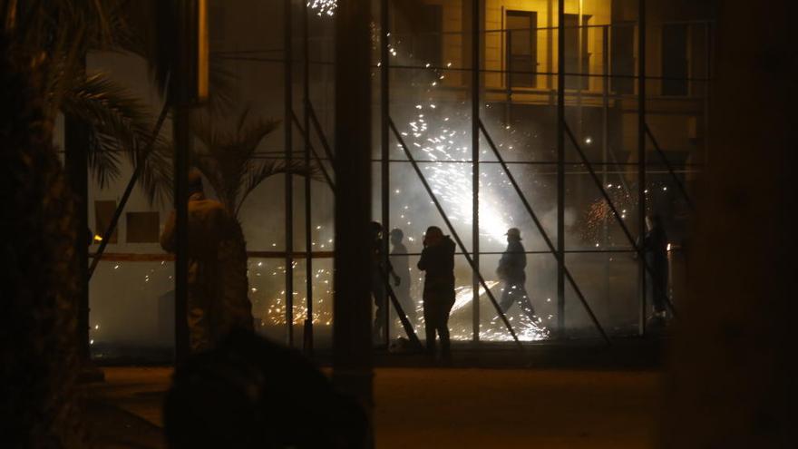 Un momento del lanzamiento de carretillas de anoche en la zona acotada.