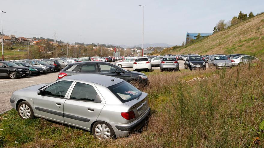 Vehículos mal estacionados en el aparcamiento del Cunqueiro // A. Villar