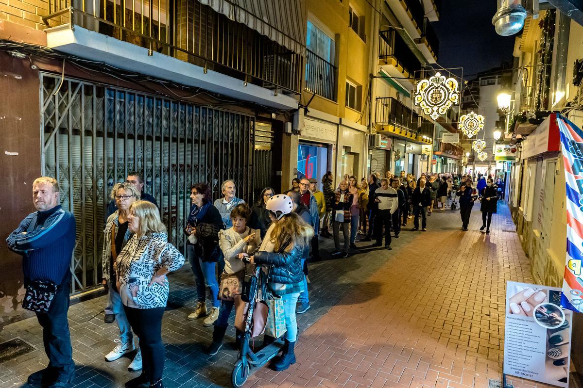 Otra imagen de las colas para vacunarse en Benidorm.