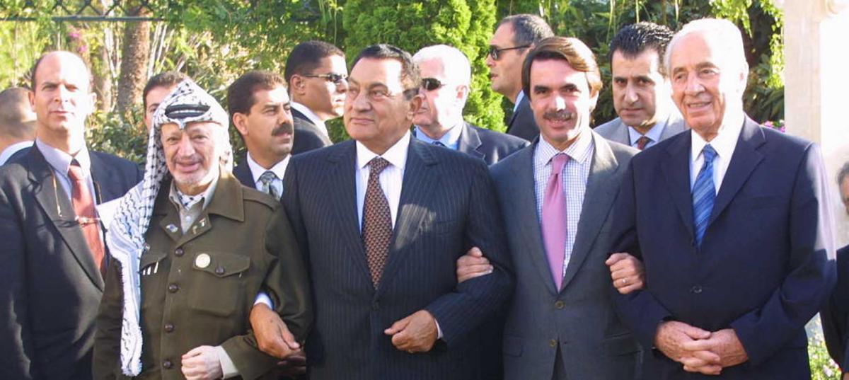 Arafat, Mubarak, Aznar y Peres, una foto histórica de 2001 en Formentor de la que el expresidemte español es el único superviviente.