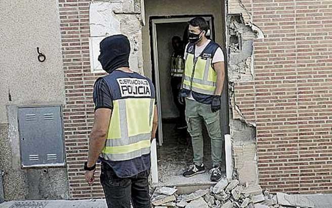 Operación contra el clan del Pablo en Palma: cámaras, rejas y un soplete