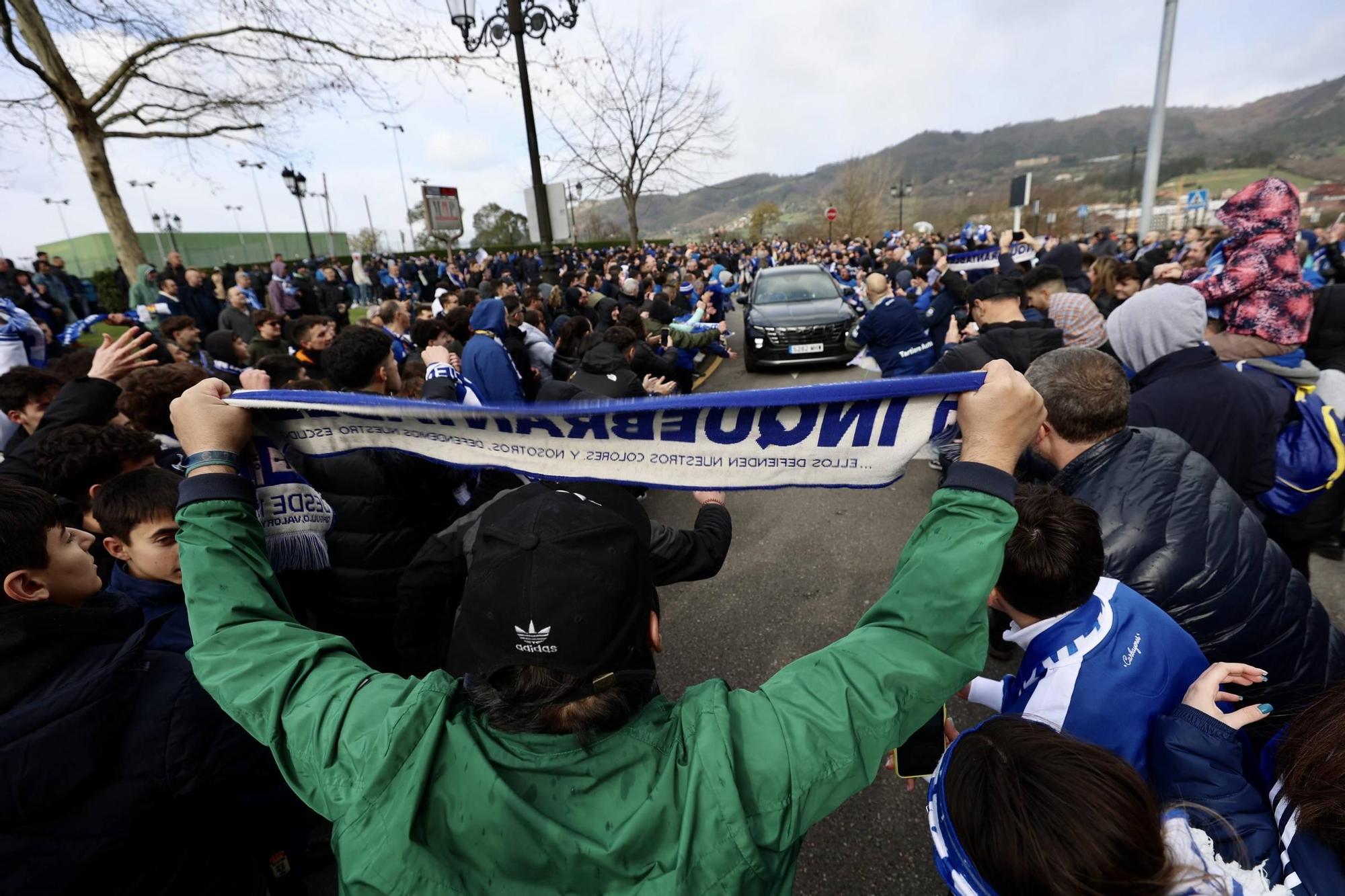 La salida de los jugadores del Real Oviedo del Carlos Tartiere en imágenes