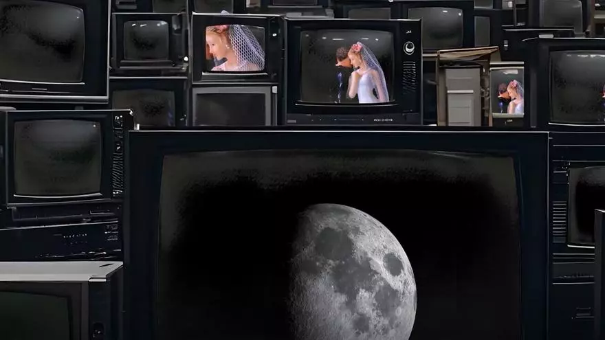 VÍDEO | La "luna de miel" más literal: la agencia valenciana que ofrece llevar al espacio a las parejas