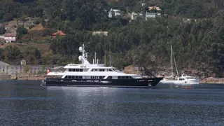 Amancio Ortega y el «Valoria B» ya están en la ría de Aldán