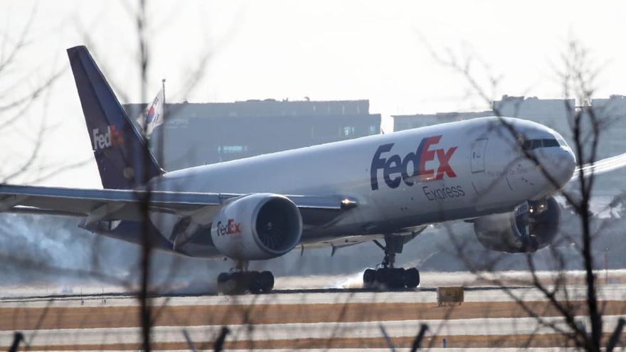 Un avión transporta dosis de la vacuna de Moderna